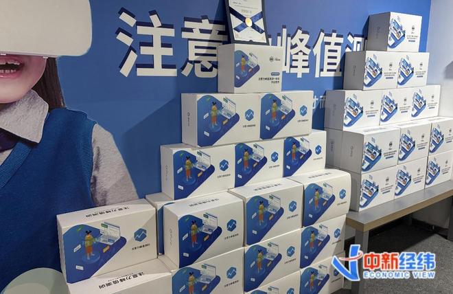 新春走基层)戴上VR头显“高空救小猫”能缓解恐高症？(图2)